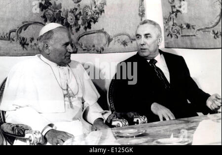 Aug 18, 2004 ; Varsovie, Pologne ; (Photo d'archives. Date inconnue) LE PAPE JEAN PAUL II visite avec Edward Gierek.. Banque D'Images