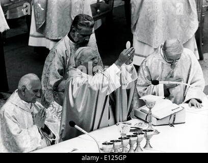 Aug 18, 2004 ; Rome, Italie ; (Photo d'archives. Date inconnue) LE PAPE JEAN PAUL II donne la masse.. Banque D'Images