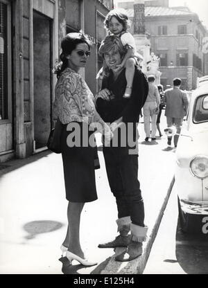 Nov 29, 2004 ; Los Angeles, CA, USA ; dossier Photo : 1965 avec femme GABY PALAZZOLO et sa fille en Italie. L'acteur JOHN D. BARRYMORE connu pour sa consommation d'alcool, de drogues et des comportements abusifs et le père absent de movie star Drew Barrymore, est mort aujourd'hui à Los Angeles. Il a été 72. JOHN D. BARRYMORE est né à Los Angeles le 4 juin 1932. Sa mère était actrice Dolores Costello. Il a commencé sa carrière alors qu'un adolescent, apparaissant d'abord comme professionnellement John Barrymore Jr. puis comme John Drew Barrymore Banque D'Images