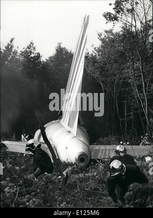 Juin 06, 1988 - Causes d'Airbus crash toujours pas clair ; après l'accident de l'avion Air France Airbus A 320 experts sont encore sur les causes de la catastrophe. l'appareil s'est écrasé dimanche après-midi près de l'aéroport type de Mulhouse (France) et tué quatre personnes. Une dizaine de passagers sont toujours portées disparues et environ quarante souffrait de blessures. L'A 320, il le premier avion qui est de type ''complètement piloté par fil'', par contact électrique numérique plutôt que la construction mécanique directe traditionnelle. photo montre la police et du service d'incendie à la recherche pour les victimes après l'accident. Banque D'Images