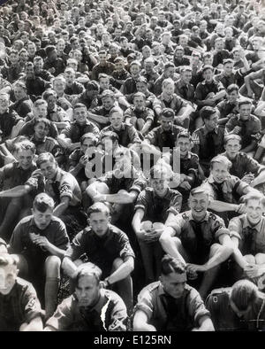 Jan 24, 2005 ; Berlin, Allemagne ; dossier Photo. Date inconnue des jeunes Allemands en regardant un défilé de le Parti national socialiste dans le tem Banque D'Images