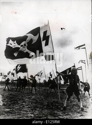 Jan 24, 2005 ; Berlin, Allemagne ; (Photo d'archives. Date inconnue) de la 6e année d'âge, de l'Allemagne les garçons ont pour rejoindre l'organisation nazie de la jeunesse. Équipés d'uniformes et drapeaux ils subissent un entraînement physique intense qui les laisse bien préparés pour le service militaire lorsqu'ils se développent jusqu'à l'âge de servir leurs deux ans dans l'armée. Sur la photo : une vue impressionnante de jeunes à un drapeau nazi afficher dans un camp en plein air, près de Berlin.. (Crédit Image : KEYSTONE/ZUMAPRESS.com) Photos USA Banque D'Images