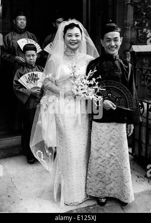 Mar 29, 2006 ; Londres, Angleterre, Royaume-Uni ; (Photo d'archives : Juillet 23, 1955) GRACIA TAY, actrice de Singapour qui a joué dans 'l'Enjeu (enlève le August Moon' épouser M. CHEE LONG KENG, élève de l'École d'économie, à St. John's Presbyterian Church. (Crédit Image : KEYSTONE/ZUMAPRESS.com) Photos USA Banque D'Images