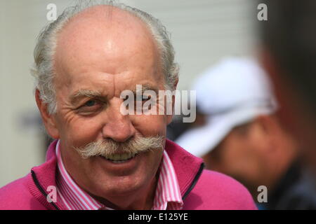 Wentworth, Surrey, UK. 21 mai, 2014. Inscrivez-vous célébrités les stars du PGA European Golf Tour sur les verts de Wentworth pour la vitrine annuelle BMW PGA Championship Pro-Am. L'entrepreneur irlandais Dermot Desmond Crédit : Motofoto/Alamy Live News Banque D'Images