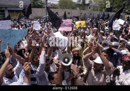 Les membres du Syndicat des employés de WASA chant des slogans contre la privatisation de l'eau et l'assainissement au cours de l'Agence manifestation de protestation à Lahore press club le mercredi 21 mai, 2014. Banque D'Images