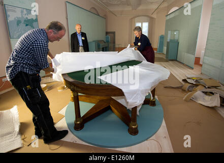 Doberlug-Kirchhain, Allemagne. 21 mai, 2014. Curator Marc du Pouget (B-L) montres qu'une table du château de Valençay en France est mis en place à Doberlug Palace à Doberlug-Kirchhain, Allemagne, 21 mai 2014. Le bouche à oreille l'a que l'acte final du Congrès de Vienne a été signé sur la table il y a 200 ans. Le tableau a été prêté à l'état de Brandebourg première exposition est présentée du 07 juin au 02 novembre 2014. Photo : ARNO BURGI/dpa/Alamy Live News Banque D'Images