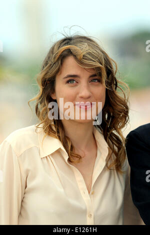 Cannes, France. 21 mai, 2014. L'actrice française Adèle Haenel pose pendant la photocall pour "L'Homme Qu'on aimait trop' (au nom de ma fille) lors de la 67e assemblée annuelle du Festival du Film de Cannes, à Cannes, France, 21 mai 2014. Le film est présenté hors compétition au festival qui aura lieu du 14 au 25 mai. Photo : Hubert Boesl/dpa AUCUN SERVICE DE FIL/dpa/Alamy Live News Banque D'Images