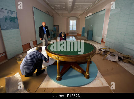 Doberlug-Kirchhain, Allemagne. 21 mai, 2014. Curator Marc du Pouget (B-L) montres qu'une table du château de Valençay en France est mis en place à Doberlug Palace à Doberlug-Kirchhain, Allemagne, 21 mai 2014. Le bouche à oreille l'a que l'acte final du Congrès de Vienne a été signé sur la table il y a 200 ans. Le tableau a été prêté à l'état de Brandebourg première exposition est présentée du 07 juin au 02 novembre 2014. Photo : ARNO BURGI/dpa/Alamy Live News Banque D'Images