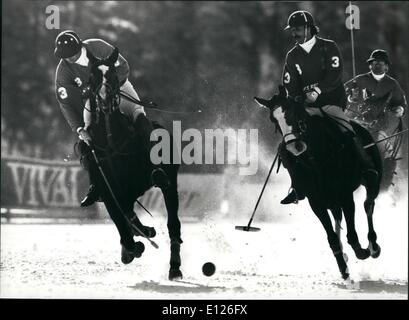 01 janvier 1990 - Coupe du Monde de Polo Saint-moritz 1990. Du 26 au 28 janvier 1990, le tournoi de polo sur neige a eu lieu à Saint-moritz/Suisse. Quatre équipes ont participé à la Coupe du Monde de Polo ''St.Moritz'' sur le lac gelé de Saint Moritz. Notre photo montre (de gauche à droite) : Adrian Laplacette (Équipe Bernie's Fashion Saint-moritz) et Paul Withers (Avis Berlin Potsdam Alt) Banque D'Images