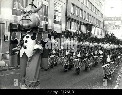 Mar. 03, 1990 - Carnaval de Bâle : Tambours de la ''Clique'' Alti Stainlemer band parade dans les rues de Bâle/Suisse le 5 mars dans le cadre d'un carnaval annuel traditionnel de trois jours qui commence tôt le matin. Des Batteurs majeurs est un chiffre représentant le chancelier allemand Helmut Kohl. Banque D'Images