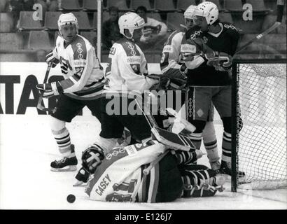 Avril 04, 1990 - Championnats du Monde de Hockey sur glace en Suisse : le championnat du monde de hockey sur glace de jeux entre les Etats-Unis et la Norvège a été remporté par USA à Berne/Suisse, le 29 avril. L'équipe américaine battre la Norvège s avec 4:1 buts. Photo montre en face de USA's gardien Jonathan Casey (sur la glace) Norvège' s player Knut Wlbye (r) essayer de marquer. Les USA sont Defensing (fltr) Daniel Keczmer, Guy Gosselin et Kip MIller. Banque D'Images