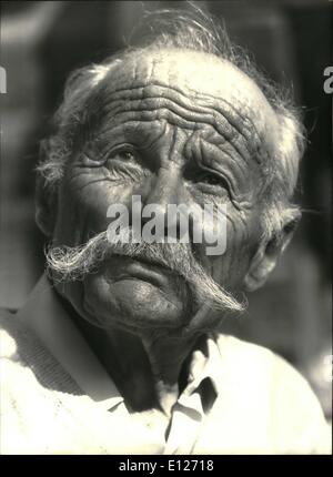 Juillet 07, 1990 - Jubilation de 125 ans depuis la première ascension du Cervin : 125 ans après l'anglais whyper-homme grimper au sommet de la célèbre montagne Suisse Matterhorn près de zermatt 14 juillet 1865, différentes personnes ont fait la même chose pour l'allégresse. L'un des était de 90 ans (photo) Ulrich indernbinden , qui je le plus ancien jamais fait une ascension de Cervin. Banque D'Images