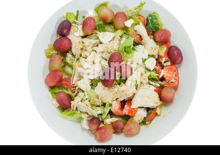 Mélanger avec la salade de poulet et les raisins sur le plat blanc Banque D'Images