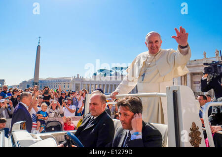 La cité du Vatican. 21 mai, 2014. Le pape François - Audience générale du 21 mai 2014 Crédit : Realy Easy Star/Alamy Live News Banque D'Images