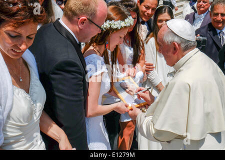 La cité du Vatican. 21 mai, 2014. Le pape François - Audience générale du 21 mai 2014 Crédit : Realy Easy Star/Alamy Live News Banque D'Images