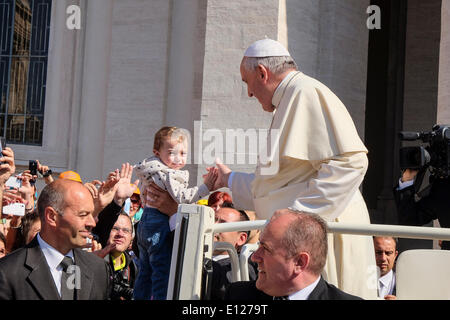 La cité du Vatican. 21 mai, 2014. Le pape François - Audience générale du 21 mai 2014 Crédit : Realy Easy Star/Alamy Live News Banque D'Images