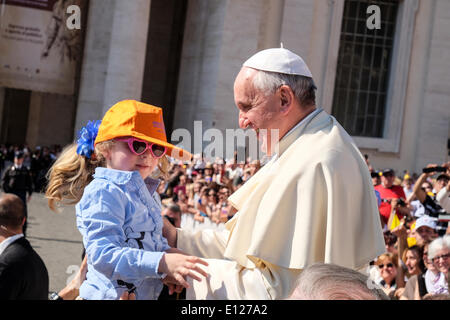 La cité du Vatican. 21 mai, 2014. Le pape François - Audience générale du 21 mai 2014 Crédit : Realy Easy Star/Alamy Live News Banque D'Images