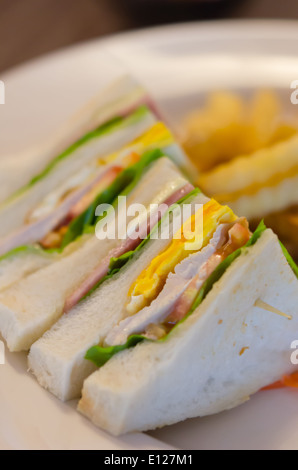 Délicieux club sandwich avec des frites lors d'un dîner Banque D'Images