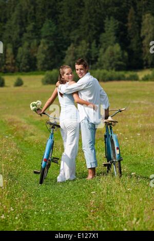 28 août 2009 - 28 août 2009 - couple avec vieux vélo au printemps sur la nature journée ensoleillée à'Â© CTK/ZUMAPR Banque D'Images