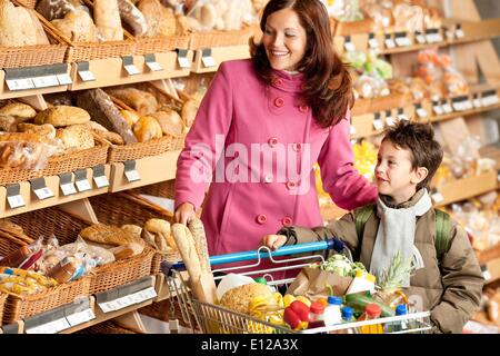 15 mai 2009 - 15 mai 2009 - épicerie shopping - Femme avec enfant dans un supermarché à'Â© CTK/ZUMAPRE Banque D'Images