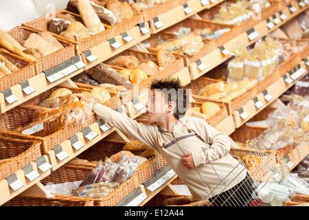 15 mai 2009 - 15 mai 2009 - épicerie shopping - garçon acheter du pain et holding panier Ã'Â© CTK/ZUMA Banque D'Images