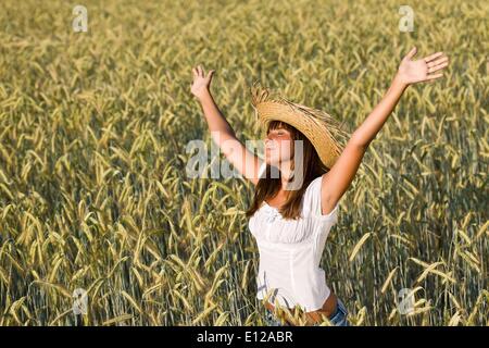 Juillet 12, 2010 - Juillet 12, 2010 - Happy woman with straw hat profiter du soleil dans un champ de maïs à'Â© CTK/ZUMAPR) Banque D'Images