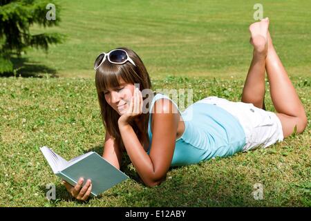 Juillet 12, 2010 - Juillet 12, 2010 - jeune femme allongée sur l'herbe avec réserve en parc d'été Ã'Â© CTK/ZUMAPRE Banque D'Images