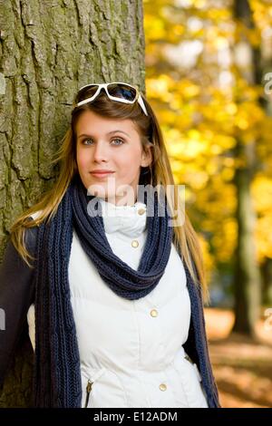 27 octobre 2010 - 27 octobre 2010 - Autumn park - vêtements femme avec des lunettes de soleil Banque D'Images