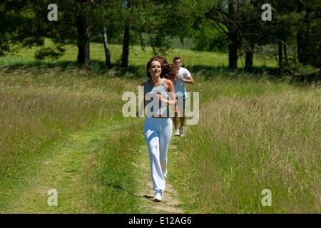 13 juin 2009 - 13 juin 2009 - Jeune couple jogging à l'extérieur dans la nature printemps sur journée ensoleillée à'Â© CTK/ZUMAPR Banque D'Images