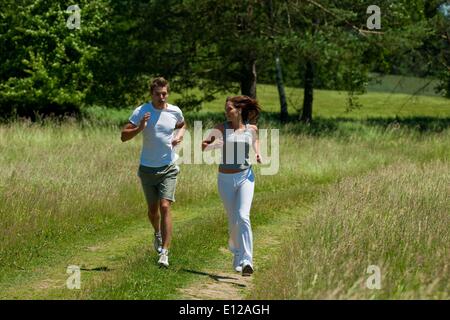 13 juin 2009 - 13 juin 2009 - Jeune couple jogging à l'extérieur dans la nature printemps aux beaux jours o Banque D'Images