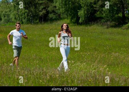 13 juin 2009 - 13 juin 2009 - Jeune couple jogging à l'extérieur dans la nature printemps sur journée ensoleillée à'Â© CTK/ZUMAPR Banque D'Images