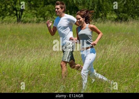 13 juin 2009 - 13 juin 2009 - Jeune couple jogging à l'extérieur dans la nature printemps sur journée ensoleillée à'Â© CTK/ZUMAPR Banque D'Images