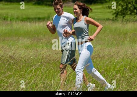 13 juin 2009 - 13 juin 2009 - Jeune couple jogging à l'extérieur dans la nature printemps aux beaux jours o Banque D'Images