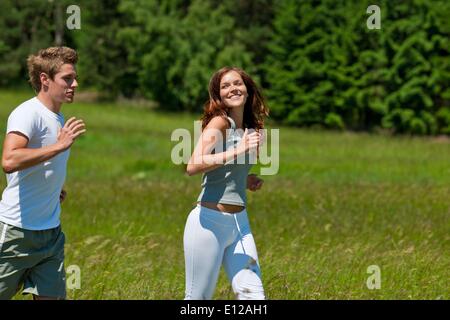 13 juin 2009 - 13 juin 2009 - Jeune couple jogging à l'extérieur dans la nature printemps aux beaux jours o Banque D'Images