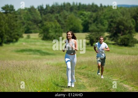 13 juin 2009 - 13 juin 2009 - Jeune couple jogging à l'extérieur dans la nature printemps sur journée ensoleillée à'Â© CTK/ZUMAPR Banque D'Images