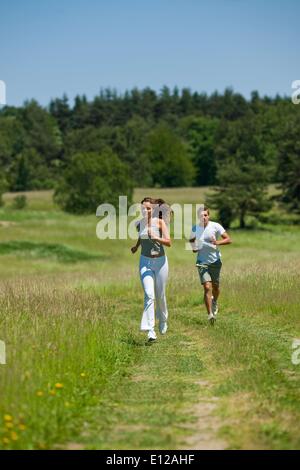 13 juin 2009 - 13 juin 2009 - Jeune couple jogging à l'extérieur dans la nature printemps sur journée ensoleillée à'Â© CTK/ZUMAPR Banque D'Images