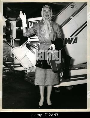 09 déc., 2011 - L'aéroport Idlewild, New York, Aug 18 -- L'actrice Betsy Drake possède à l'arrivée ici aujourd'hui via TWA de Londres, elle Banque D'Images