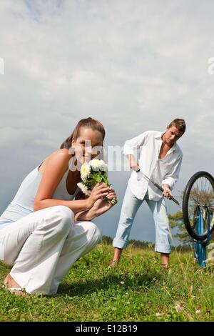 28 août 2009 - 28 août 2009 - couple avec vieux vélo au printemps sur la nature journée ensoleillée à'Â© CTK/ZUMAPR Banque D'Images