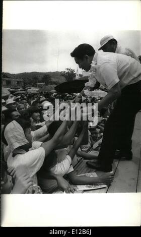 09 déc., 2011 - Philippines --- E. Président Ferdinand Marcos salue des sympathisants au cours de sa campagne historique à l'élection de 1969. Banque D'Images