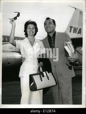 09 déc., 2011 - L'Aéroport International de New York, le 11 juin : Tony Martin et sa charmante épouse, Cyd Charisse, préparez-vous à bord d'un avion de la TWA pour Los Angeles. Tony vient de terminer une mission de nuit de New York et est en route vers la côte pour commencer les répétitions pour un plat spectaculaire. Banque D'Images