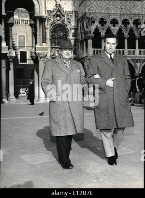 09 déc., 2011 - Somerset Maugham - nonagénaire - à Venise. : au cours des soixante dernières années, Somerset Maugham grand old man du roman et l'histoire courte a passé le printemps à Venise, rêverie, écrit assis sur la Place Saint Marc, ou marcher dans les rues anciennes. Cette année, il y a une fois de plus, mais cette année est différente, car il était quatre-vingt-dix en janvier, et à quatre-vingt-dix au printemps à Venise est quelque chose de très spécial Banque D'Images