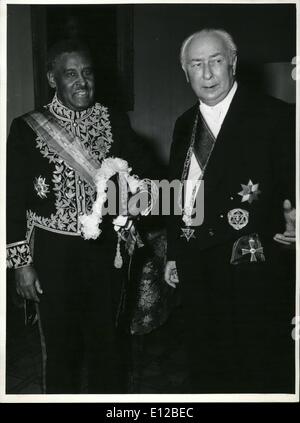 09 décembre 2011 - Le Président allemand, M. Heuss pour recevoir les news de Bonn à l'Ambassadeur d'Abyssinie Blatta Ephrem Tewelde - Mehden, tho la forme de livraison d'identification. Banque D'Images