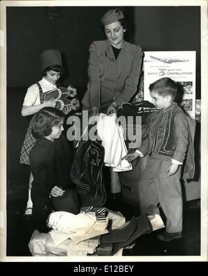 09 déc., 2011 - L'aéroport Idlewild, NEW YORK : New York City Maire Wagner's Sons, Duncan, 9, et Robert F. Wagner Jr., 11 ans, sera à la tête d'une Banque D'Images