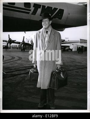 09 déc., 2011 - L'aéroport Idlewind, N.Y. 13 avril, vétéran interprète, Rudy Vallee est arrivé en ville par TWA de Los Angeles pour une visite d'une semaine y compris une apparition ce soir sur le Steve Allen ShowÃ Banque D'Images