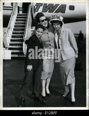 09 déc., 2011 - L'aéroport Idlewild, N.Y., 22 Avril - Clyde Mcphatter, star de Broadway Hit ''Bonne Chasse'', dit adieu à ses jeunes d'Ethel, 14 ans, et Bobby, 11 ans, lorsqu'ils monteront à bord d'un Constellation de TWA pour les vacances de Pâques une visite à Denver. Ils vont reprendre leurs études à New York la semaine prochaine. Banque D'Images