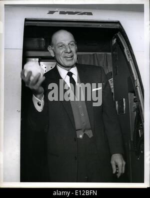 09 déc., 2011 - L'aéroport Idlewild, N.Y., Jan 16 : Leo Durocher comités un vol TWA à Chimène Badi tenant un souvenir de New York's dernières nouvelles météo, un vieux, Boule de neige. C'est la deuxième Semaine neige et Leo est heureux que son entreprise de la présente conférence, et c'est le retour de la Californie et de l'ensoleillement. Banque D'Images