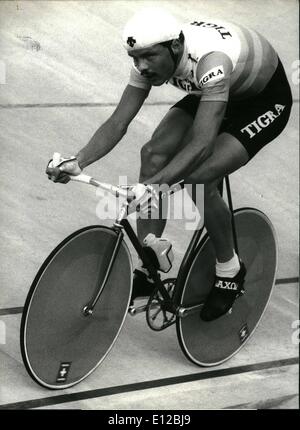 09 déc., 2011 - Record du monde de cyclisme à Zurich. Cycliste suisse Beat Meister ont établi un nouveau record du monde de plus de 100km sur la piste de course de la porte ouverte à Zurich Oerlikon récemment. Il a parcouru les 100 km en 2:11:21,4, 1 minute et 41 secondes mieux que les Danois Ole Ritter à Mexico en 1971. 22, 86 juillet Banque D'Images