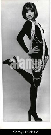 09 déc., 2011 - La célèbre actrice américaine Shirley MacLaine va commencer dans peu de temps. L'étoile d'environ 27 films comme ''Irma La Douce'', ''Sweet charity'', ''L'appartement'' et ''Elbert'' est aussi l'un des plus populaires à l'showstars paradies d Las Vegas depuis cinq ans. De plus pour tous ses trois émissions de télévision Shirley MacLaine a obtenu le ''Emmy Award'', le très demandé prix du oritics. Lorsque Shirley vient à l'Europe Banque D'Images