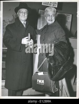 09 déc., 2011 - L'aéroport Idlewild, 25 Mars : l'Ambassadeur et Mme James D. Zellerbach bord d'un courant-jet de TWA ce soir pour Rome. Mme Zellerbach de revenir à son poste comme ambassadeur des États-Unis en Italie. Banque D'Images