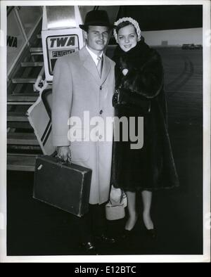 09 déc., 2011 Idelwind - Aéroport, N.Y., 9 mars. Richard D. Zanuck, producteur du film fils de Darryl F. Zanuck, géant, et sa charmante épouse la comédienne Lili Gentle sont représentés à leur arrivée via TWA's Jetstream de Los Angeles. Le jeune couple, qui sera avec nous pour quelques jours, commencent une tournée du pays au nom de la première production de jeunes Zanuck, CompulsionÃ Banque D'Images